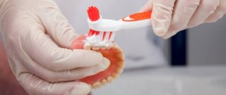 How to clean dentures