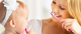 Мама с дочкой чистят зубы