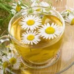 Chamomile infusion to treat cracks in the corners of the lips