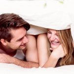 Парень и девушка под одеялом