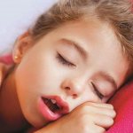 The child breathes through his mouth in his sleep